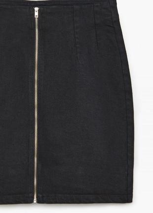 Чёрная джинсовая юбка с молнией мини до колен короткая трапеция из джинса джинсова спідниця чорна5 фото