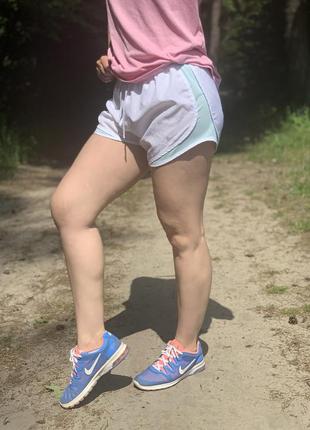 Спортивні короткі шорти фірми unique nike білого кольору