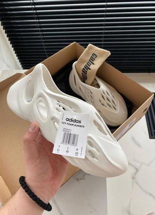 Тапки тапочки yeezy foam sand white шлепки