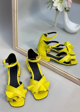 Шкіряні босоніжки рюші жовті квадратний носик каблук 3 см