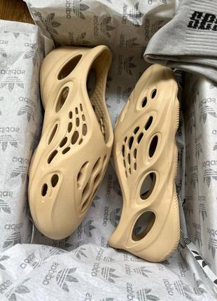 Adidas yeezy foam runner beige жіночі тапочки адідас
