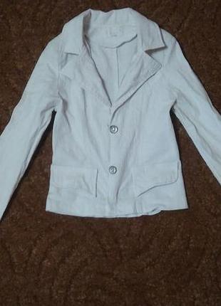 Красивий білий лляної піджак