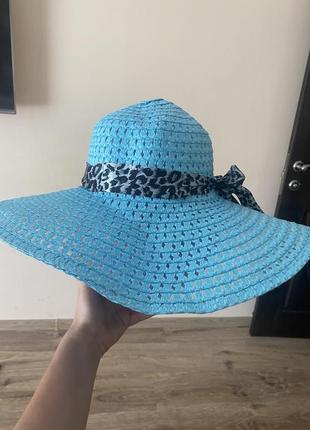 Шикарна капелюх, яскраво блакитного кольору