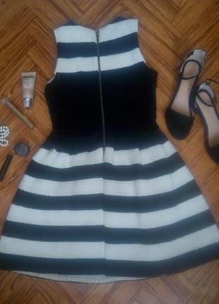 Модное черно-белое платье в полоску2 фото