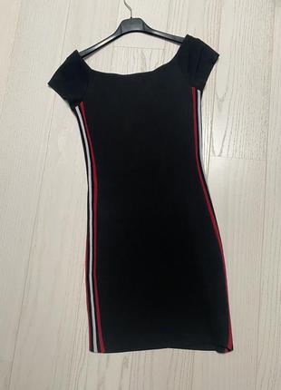 Обтягуюча сукня підкреслює фігуру