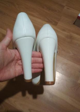 Белые лаковые туфли на каблуке вечерние туфли свадебные туфли выпускные3 фото