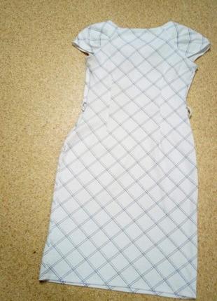 Белое ,трикотажное платье в клеточку5 фото