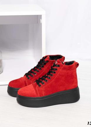 Зимние замшевые ботинки красного цвета4 фото