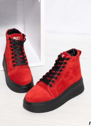 Зимние замшевые ботинки красного цвета7 фото