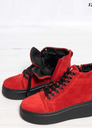Зимние замшевые ботинки красного цвета6 фото
