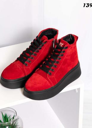 Зимние замшевые ботинки красного цвета3 фото