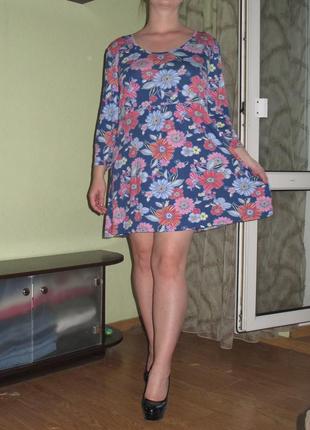 Гарнюще яскраве ефектне трикотажне плаття-туніка з популярним квітковим принтом3 фото