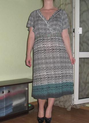 Стильное платье с вышитым поясом большого размера