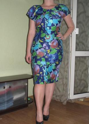 Шикарное платье с воротником-пелериной на яркой атласной подкладке от бренда tessara london1 фото