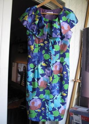 Шикарное платье с воротником-пелериной на яркой атласной подкладке от бренда tessara london5 фото