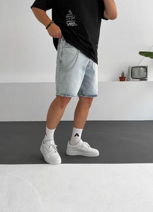 Светлые мужские широкие джинсовые шорты