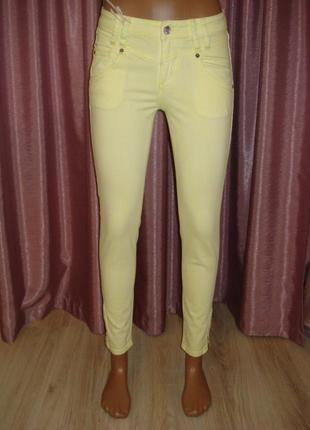 Джинсы женские летние зауженные лимонного цвета