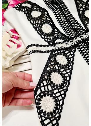Платье белое с вышивкой на бретелях силуэтное lipsy3 фото