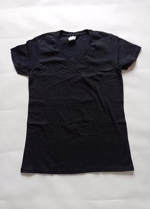 Gildan. чорна футболка з вирізом мисика. s розмір.