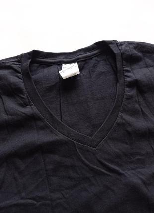 Gildan. чёрная футболка с вырезом мысиком. s размер.2 фото