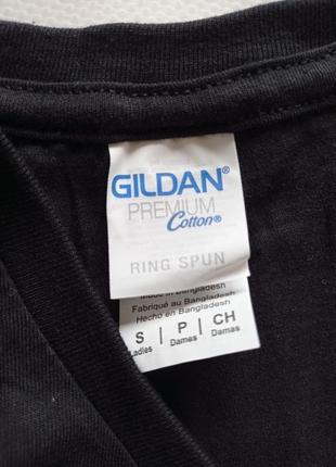 Gildan. чёрная футболка с вырезом мысиком. s размер.3 фото
