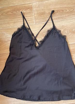 Атласна майка із круживом