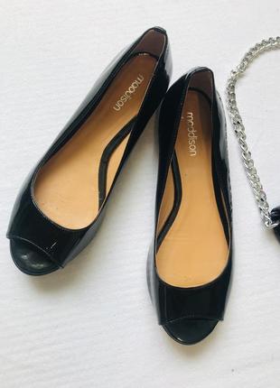 Шкіряні лакові туфельки бренду moddison