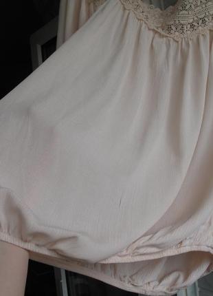 Эффектная блуза с открытыми плечами светло-персикового цвета2 фото