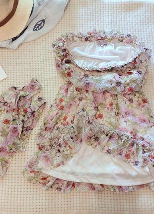 Легке літнє плаття в квіточку без бретелок з поясом на резинці з оборкою2 фото