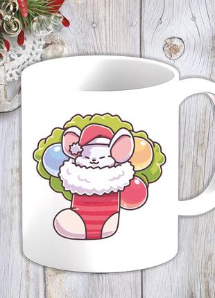 Белая кружка (чашка) с новогодним принтом мышонок в носке