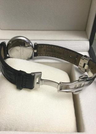 Швейцарський годинник з діамантами.