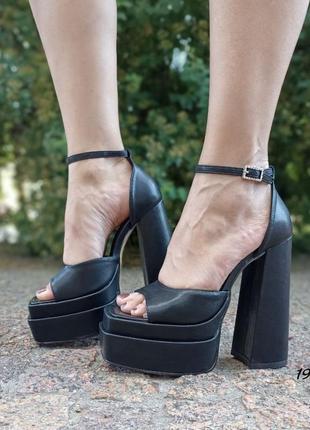 Жіночі босоніжки на каблукі і платформі