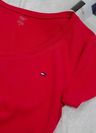 Tommy hilfiger оригінальна червона базова футболка з логотипом та v вирізом, красная7 фото
