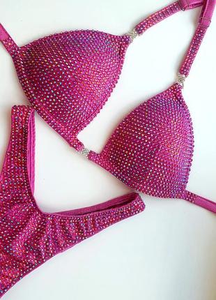 Купальник в стразах, камнях в стиле фитнес-бикини
