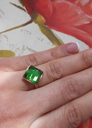 Позолоченное кольцо с квадратным зеленым swarovski