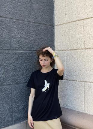 Жіноча повсякденна однотонна бавовняна футболка чорного кольору з принтом chikiss1 фото