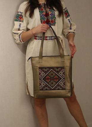 Жіноча шкіряна сумка з ручної вишивки.