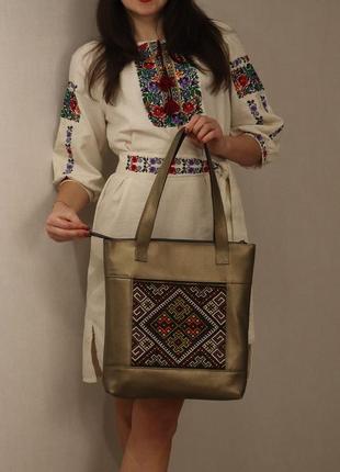 Женская кожаная сумка из ручной вышивки.4 фото