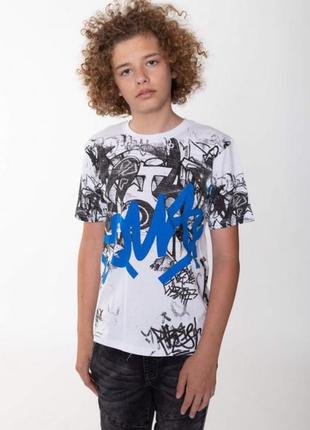 Стильна дитяча футболка для хлопчика з принтом графіті young reporter польща 193-0440b-07-200-1 білий