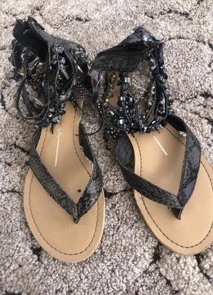 Босоножки claudia ghizzani с пёрышками и бусинками