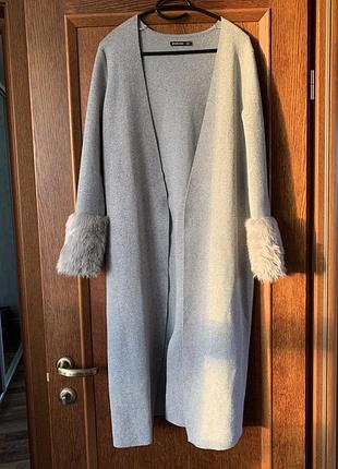 Сірий кардиган з хутром на рукавах stradivarius