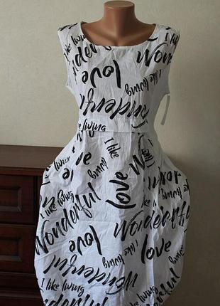Красиве стильне плаття до колін,принт слова,кольору всередині.