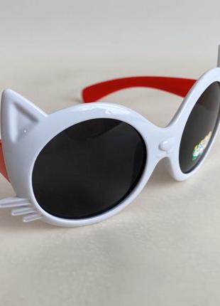 Дитячі сонцезахисні окуляри для дівчинки.