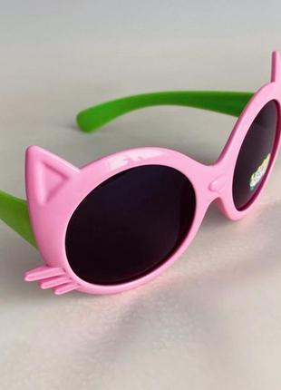 Дитячі сонцезахисні окуляри для дівчинки.