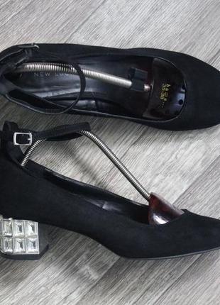 Нарядні замшеві туфлі мері джейн від new look