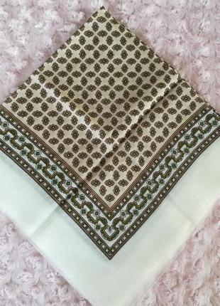 Платок с содержанием 100% шерсти размером 63х64 см