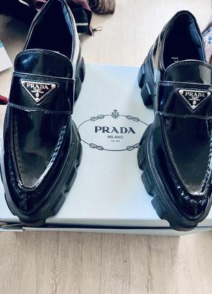 Оригінальні шкіряні оксфорди prada