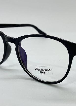 Комп'ютерні круглі окуляри в пластиковій чорній оправі