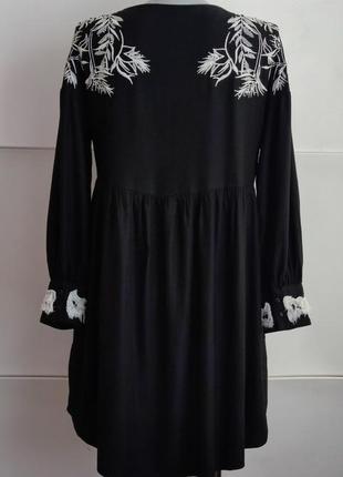 Приваблива сукня zara  чорного кольору з вишивкою3 фото