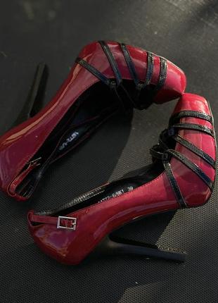 Красно-чёрные туфельки